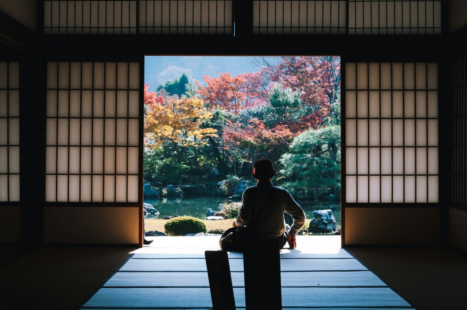 和室から庭園を眺める画像