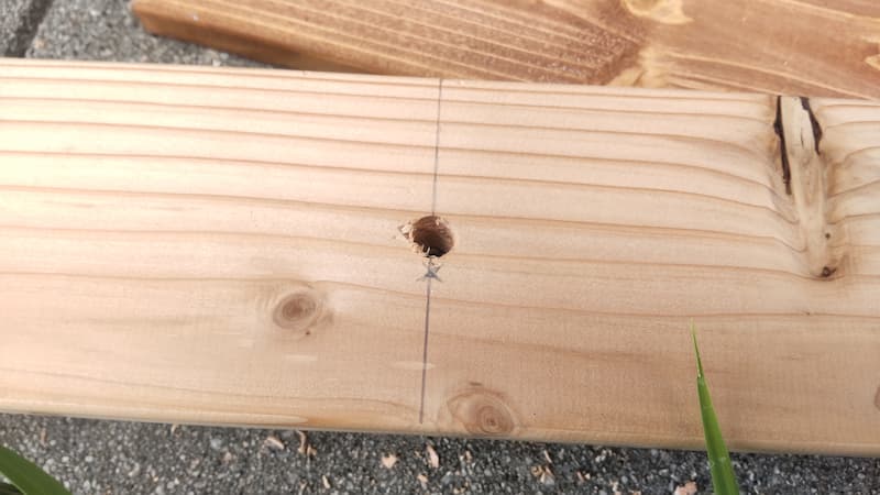 ボルトを通す穴を開けた板（きれいにできたもの）