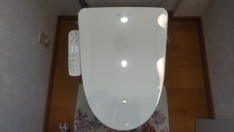 新しい便座に入れ替わった便器