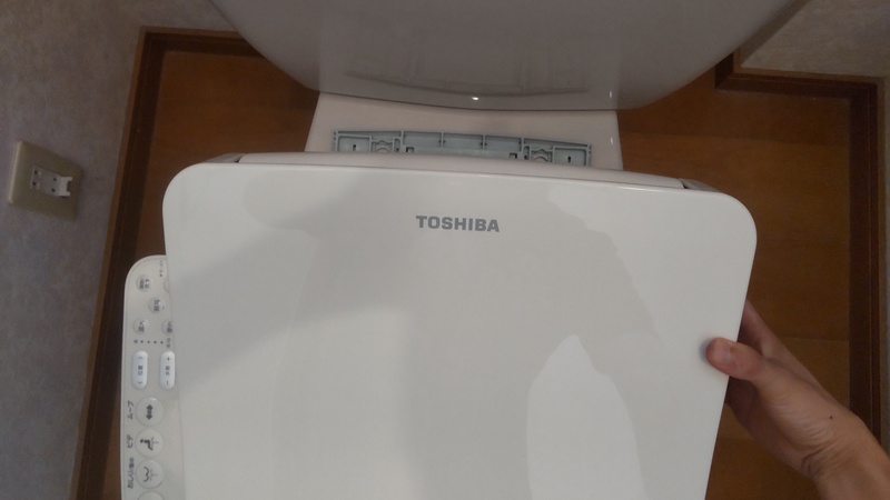新しい便座の取り付け中