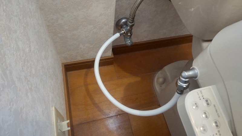 ウォシュレットのホースを取り付けた水栓