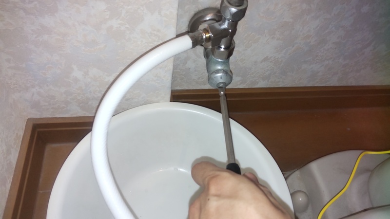 水栓を開ける様子